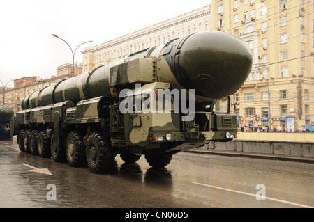 Modernen ballistischen nuklearen Raketen auf Probe der Militärparade in Moskau, Russland Stockfoto