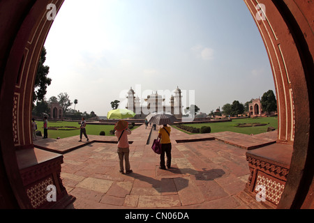 Auf der Suche durch das Fenster itimad-ud-Daulah, Grab von mizra ghiyas Stockfoto