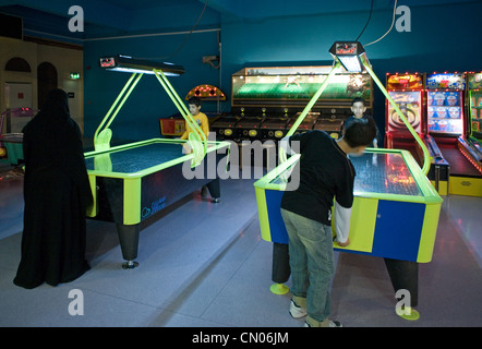 Bahrain, Manama, Menschen vor Ort in der Seef Mall Einkaufszentrum Stockfoto