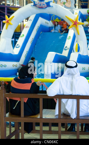 Bahrain, Manama, Menschen vor Ort in der Seef Mall Einkaufszentrum Stockfoto