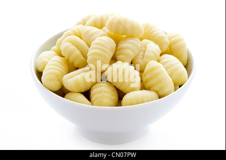ungekochten Gnocchi in einer weißen Schüssel isoliert auf weißem Hintergrund Stockfoto
