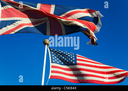 England, West Sussex, West Wittering Beach, Briten und Vereinigte Staaten von Amerika Fahnen vor blauem Himmel. Stockfoto