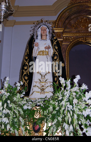 Statue der Maria in der Kirche San Antonio, Frigiliana, Provinz Malaga, Andalusien, Spanien in Westeuropa. Stockfoto