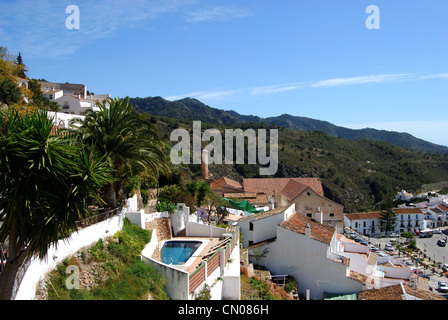 Blick über die Dächer und die umliegende Landschaft, Frigiliana, Provinz Malaga, Andalusien, Spanien in Westeuropa. Stockfoto