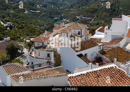 Blick über die Dächer der Stadt und die umliegende Landschaft, Frigiliana, Provinz Malaga, Andalusien, Spanien in Westeuropa. Stockfoto