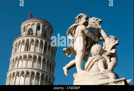 Statue vor schiefen Turm (Torre Pendente), Toscana (Toskana), Italien Stockfoto