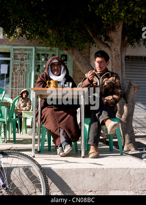 Zwei arabische Männer machen Sie eine Pause, Feriana Tunesien Stockfoto