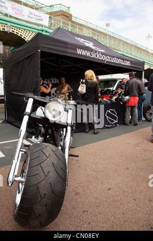 England, East Sussex, Brighton, Stall zu verkaufen Motorradzubehör beim Bike-Festival auf Madeira fahren. Stockfoto
