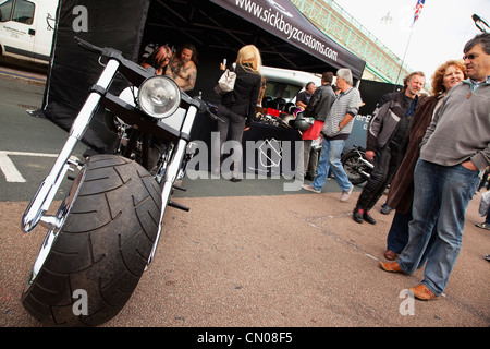 England, East Sussex, Brighton, Stall zu verkaufen Motorradzubehör beim Bike-Festival auf Madeira fahren. Stockfoto