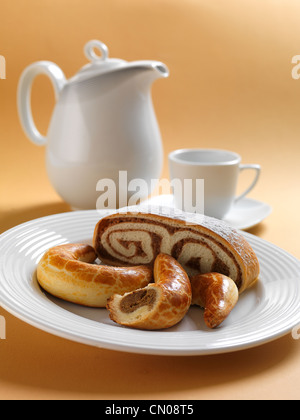 Walnuss-Croissant und Milch-Laib mit Walnuss Stockfoto