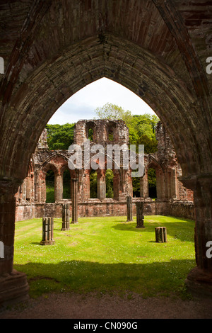 UK, Cumbria, Barrow in Furness, Furness Abbey Ruinen des ehemaligen Zisterzienserklosters Blick durch Rundbogen Stockfoto