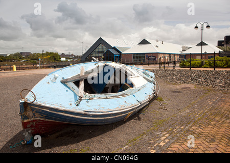 UK, Cumbria, Barrow in Furness, Dock Museum, alte Ausschreibung außerhalb des Museums Stockfoto