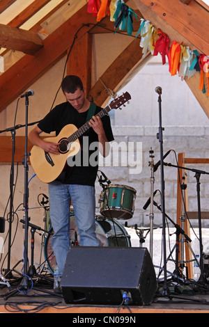 Ewan McLennan, traditionelle folk Musiker, Durchführung in das Amphitheater am jährlichen Bristol Hafen-Festival Stockfoto
