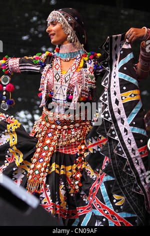 Tänzerin mit der Jaipur Kawa Blasmusik erklingt in das jährliche Hafenfest in Bristol, England im Jahr 2010 Stockfoto