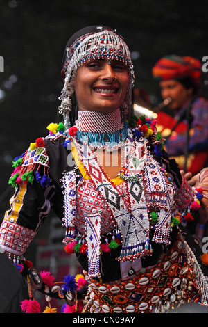 Lächelnde Tänzerin mit der Jaipur Kawa Blasmusik erklingt in das jährliche Hafenfest in Bristol, England im Jahr 2010 Stockfoto