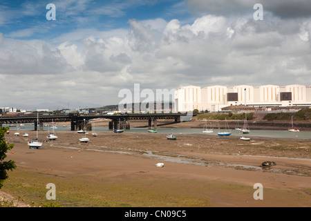 UK, Cumbria, Barrow in Furness, Boote im Kanal Walney bei Ebbe vor Bae an der Jubilee Bridge Stockfoto