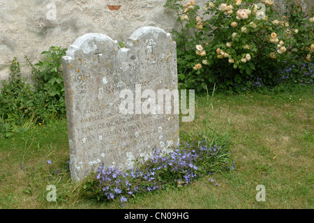 Grabsteine, Holy Trinity Church in Bosham. West Sussex. England. Stockfoto