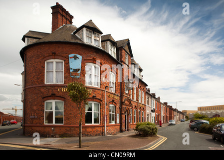 UK, Cumbria, Barrow in Furness, Ferry Road, Krähennest Pub serviert viktorianischen Werftarbeiter Gehäuse Stockfoto