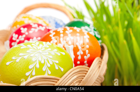 Ostern handbemalten Eiern in Korb mit Grass im Hintergrund Stockfoto