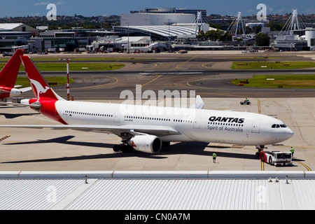 Flughafen Sydney Qantas Flugzeug Besteuerung von Start-und Landebahn Stockfoto