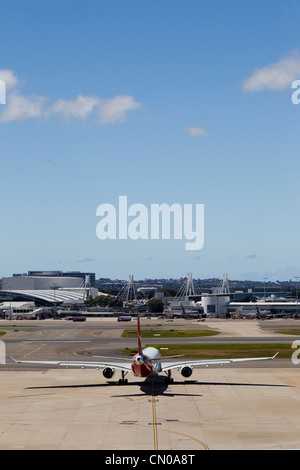 Flughafen Sydney Qantas Flugzeug Besteuerung von Start-und Landebahn Stockfoto