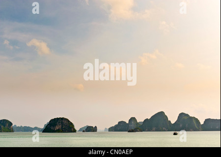 Ha Long Bay, Halong-Bucht. UNESCO-Weltkulturerbe. Vietnam. Stockfoto