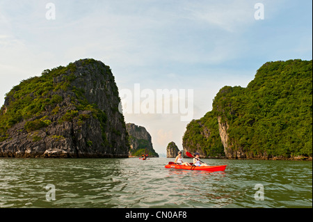 Touristen, Kanu oder Kajak auf Ha Long Bay Halong Bay. UNESCO-Weltkulturerbe. Vietnam. Stockfoto