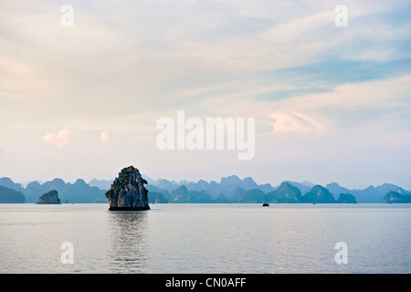 Ha Long Bay, Halong-Bucht. UNESCO-Weltkulturerbe. Vietnam. Stockfoto