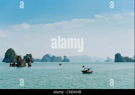 Angeln Boote, Ha Long Bay, Halong-Bucht. UNESCO-Weltkulturerbe. Vietnam. Stockfoto