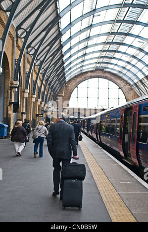 Ein Geschäft zu Fuß auf dem Bahnsteig am Londoner Kings Cross Bahnhof, UK. Stockfoto