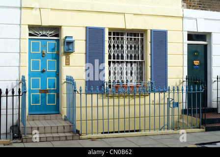 Blue london Tür in ein gelbes Haus Stockfoto