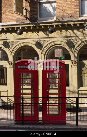 LONDON, Großbritannien - 28. MÄRZ 2012: Zwei rote Telefonzellen in der Marylebone High Street Stockfoto