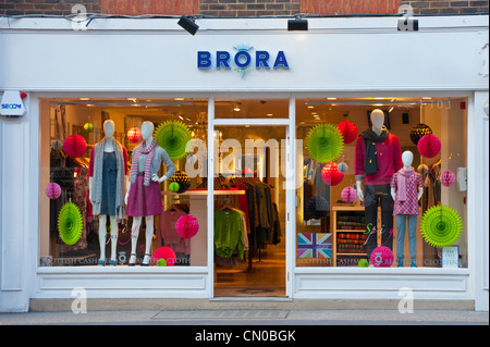 LONDON, Großbritannien - 28. MÄRZ 2012: Blick von außen auf Brora - ein farbenfrohes Boutique-Geschäft in der Marylebone High Street Stockfoto