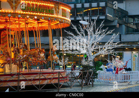 Karussell oder Karussell und beleuchtete Weihnachtsdekorationen, Piccadilly Gardens, Manchester, England, UK Stockfoto