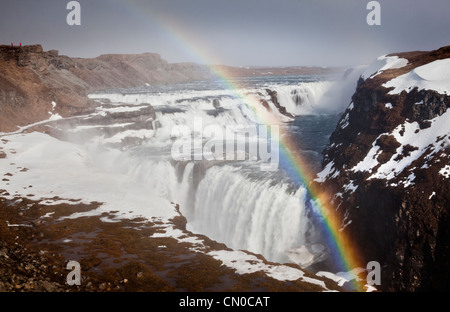 Gullfoss Wasserfall, mit Regenbogen im Nebel über den Canyon Hvítá, Süd-West Island. Stockfoto