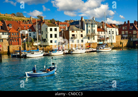 Fischer im Boot im Hafen von Whitby. Whitby, North Yorkshire, England Stockfoto