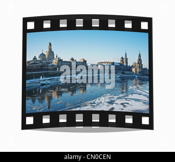 Filmstreifen: Zeigen Sie über die Elbe nach Dresden, die alte Stadt und Kirche Notre-Dame in Winter, Dresden, Sachsen, Deutschland, Europa an Stockfoto