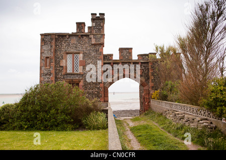 UK, Cumbria, Barrow in Furness, Roa Island, Zoll- und Verbrauchsteuern Haus und Walney Kanal Wachturm Stockfoto