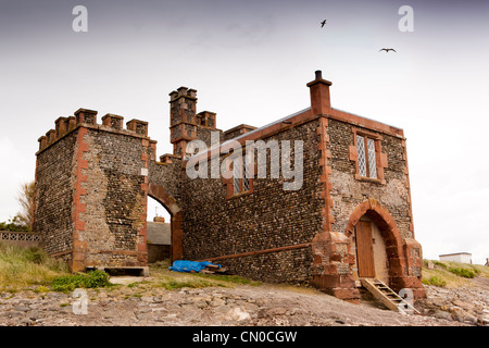 UK, Cumbria, Barrow in Furness, Roa Island, Zoll- und Verbrauchsteuern Haus und Uhr Turm am Ufer Stockfoto