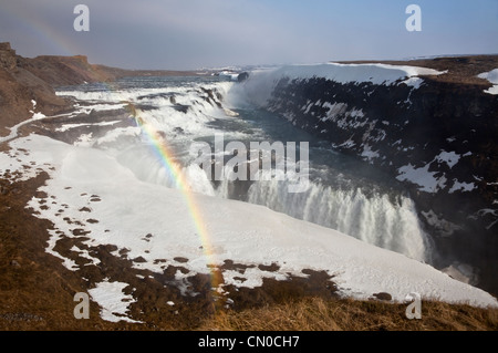 Gullfoss Wasserfall, mit Regenbogen im Nebel über den Canyon Hvítá, Süd-West Island. Stockfoto