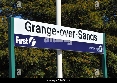 Namensschild am Bahnhof. Grange-über-Sande, Cumbria, England, Vereinigtes Königreich, Europa. Stockfoto