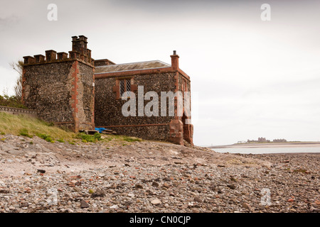 UK, Cumbria, Barrow in Furness, Roa Island, Zölle und Verbrauchsteuern Haus am Ufer mit Piel Insel im Abstand Stockfoto