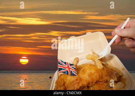 Essen und trinken, Fisch und Chips, Union Jack Flagge, Sonnenuntergang über Meer, Isle Of Wight, England, uk Stockfoto