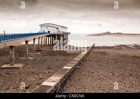 UK, Cumbria, Barrow in Furness, Roa Island RNLI Lifeboat Station neben Piel Insel Steg Stockfoto