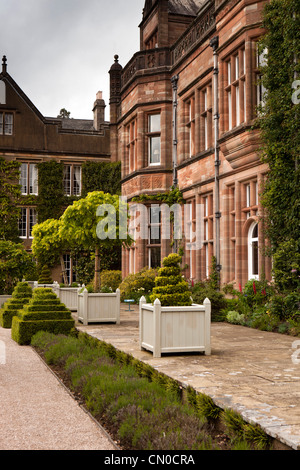 UK, Cumbria, Grange über Sand, Holker Hall aus dem Sommer-Garten Stockfoto