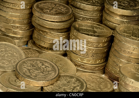 Konzept Pfund Sterling/Euro Dollar Exchange. Schließen Detail aus gestapelten alten britischen Pfund (1 £) Münzen. Stockfoto