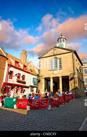 Cafe auf dem Hauptplatz vor dem alten Rathaus in Whitby Altstadt. Whitby, North Yorkshire, England Stockfoto