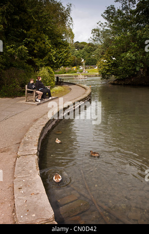 UK, Cumbria, Grange über Sand, Menschen saßen Teich im Volkspark Stockfoto