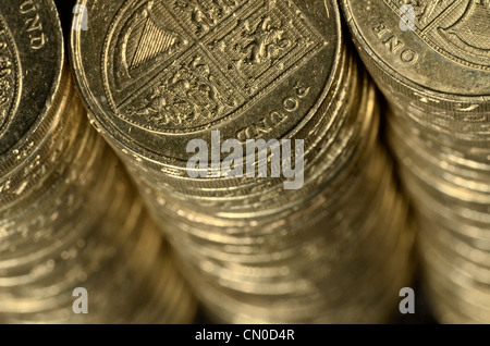 Konzept Pfund Sterling/Euro Dollar Exchange. Schließen detail aufgehäuften Old Style Pfund £ (1) Münzen. Stockfoto