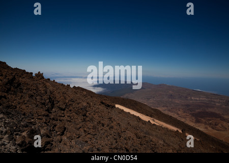 Blick auf die Landschaft an der Ostseite des Mt Teide, mit Schutt aus Lava Flow und blauer Himmel Stockfoto